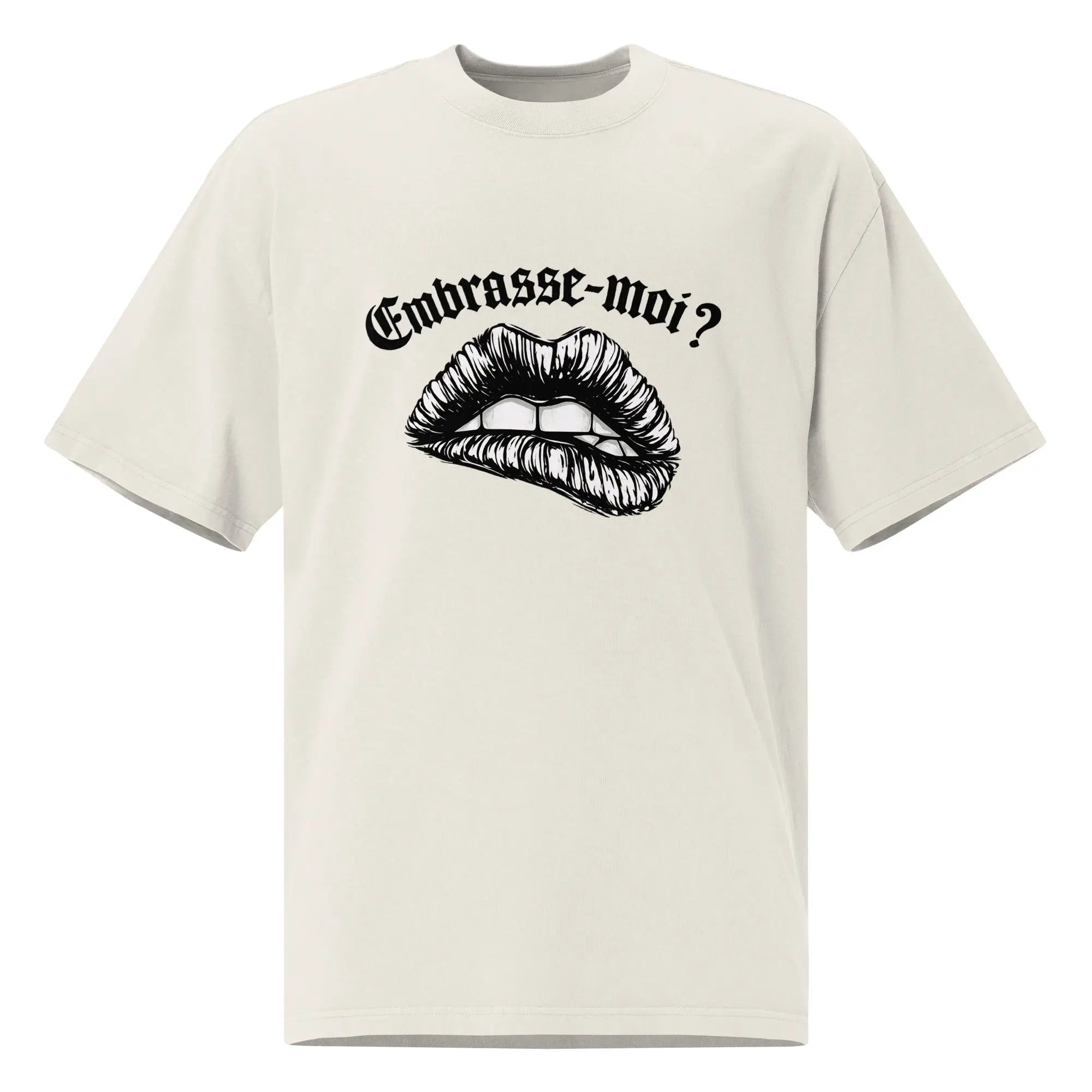 T-shirt oversize imprimé beige clair avec message Embrasse-moi et lèvres noires.