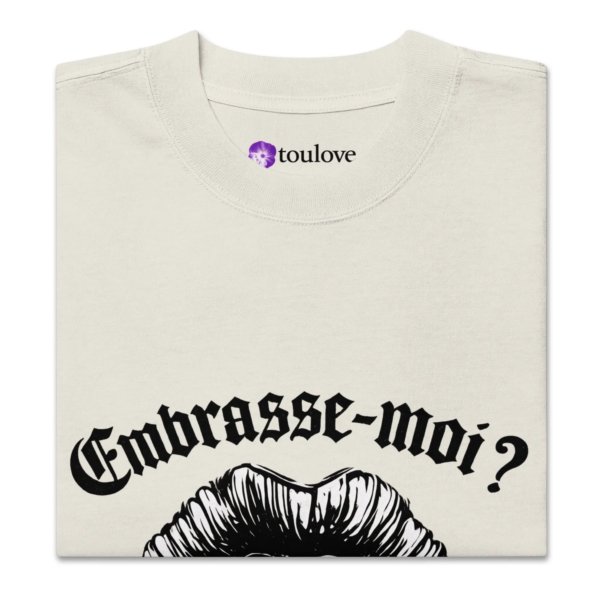 Détail du col Toulove sur t-shirt oversize imprimé beige clair.