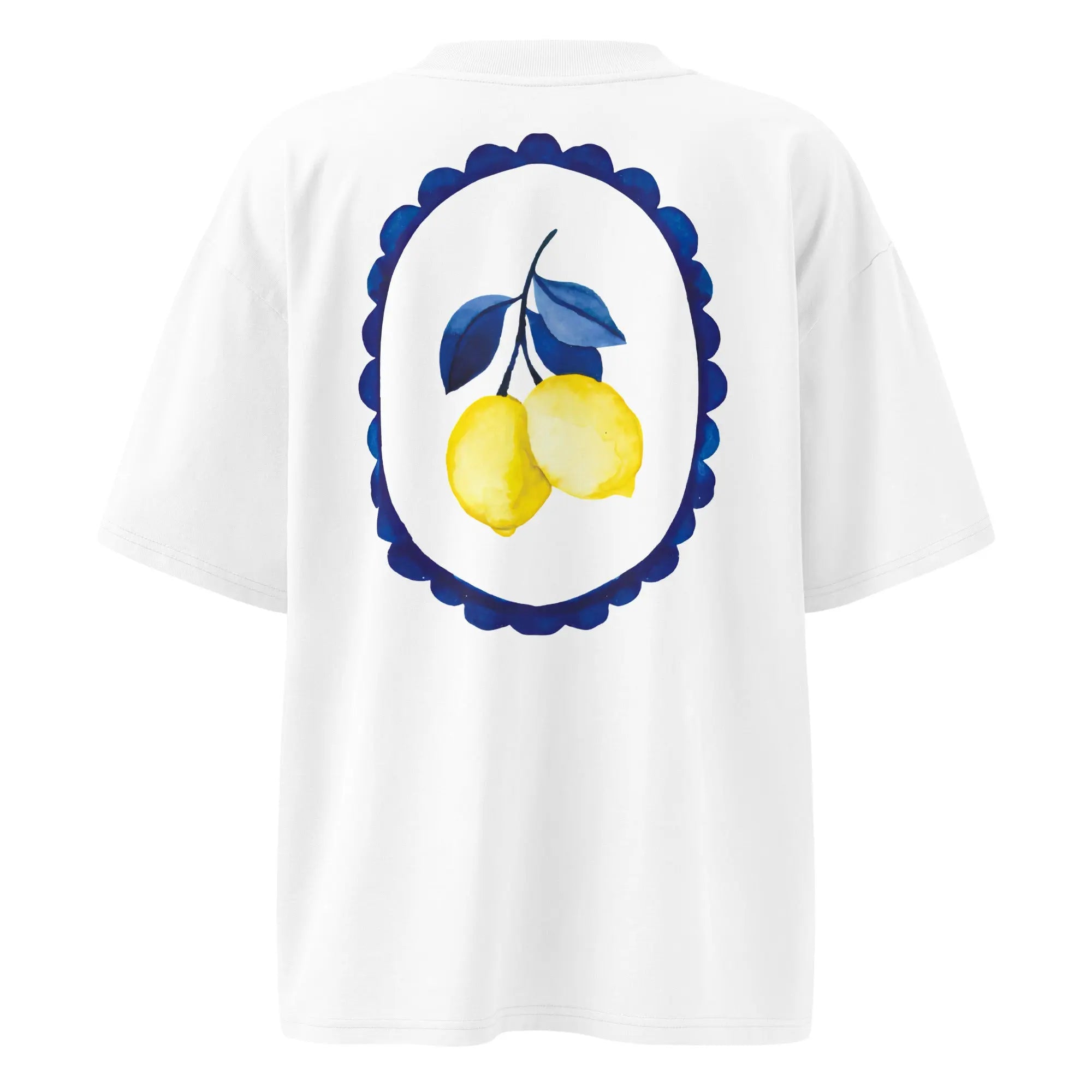 T-shirt oversize imprimé blanc unisexe porté de dos avec grand motif citrons et cercle bleu.