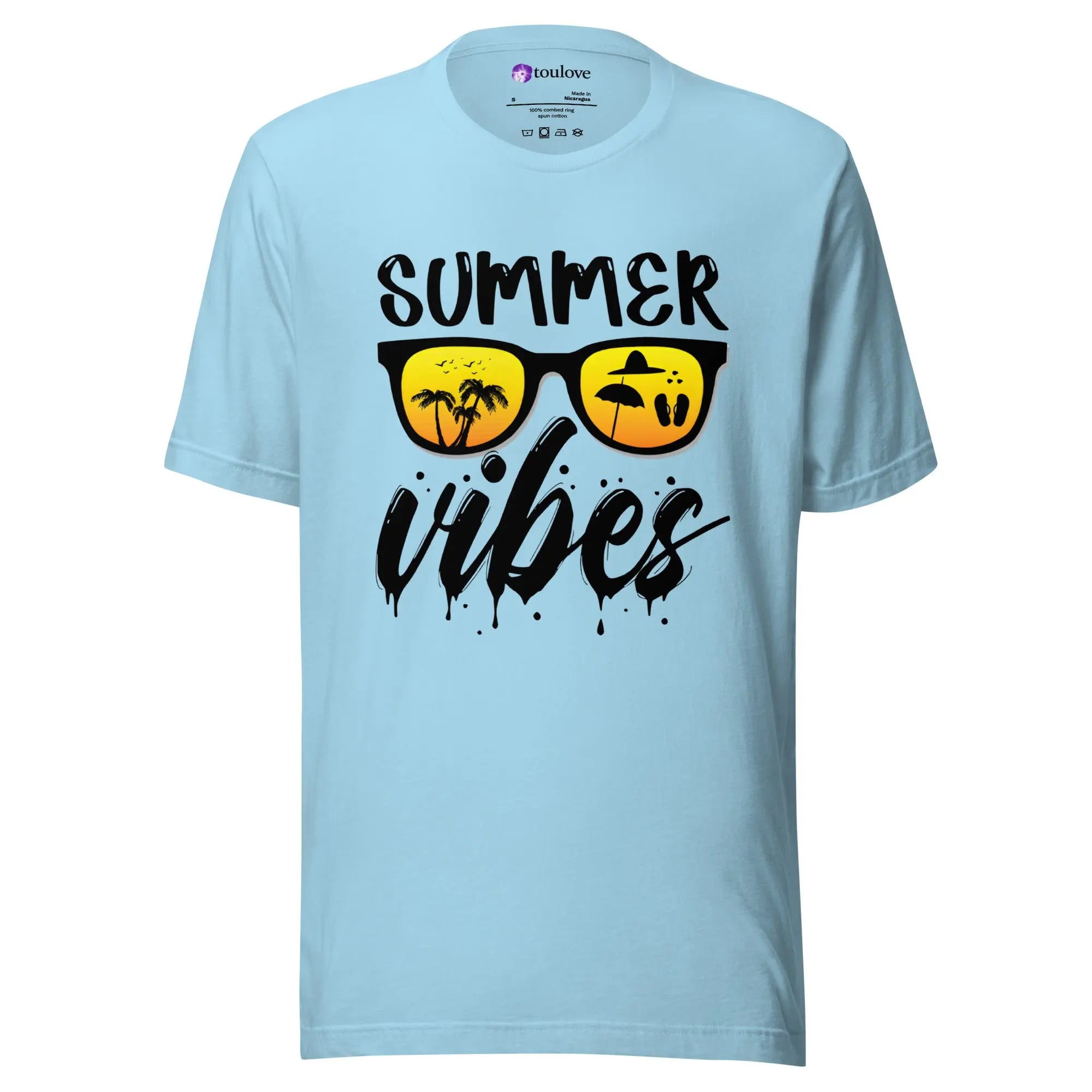 T-shirt imprimé bleu clair unisexe avec design Summer Vibes et lunettes de soleil estivales.