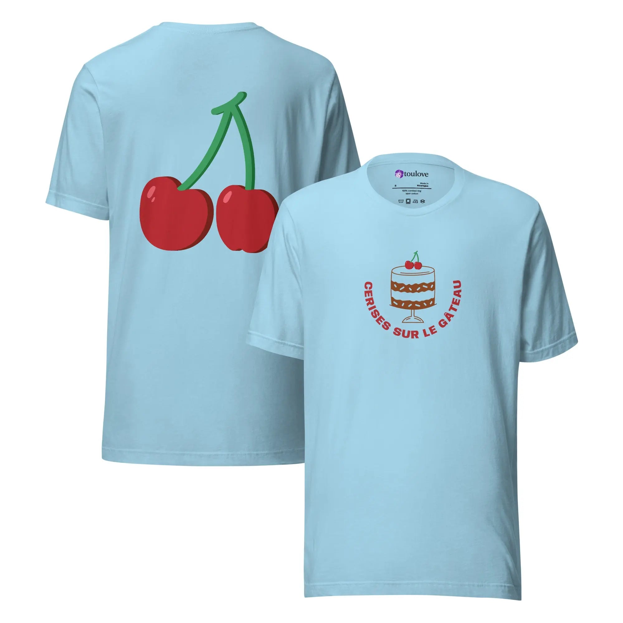 T-shirt imprimé bleu clair unisexe avec gâteau devant et grandes cerises rouges au dos.