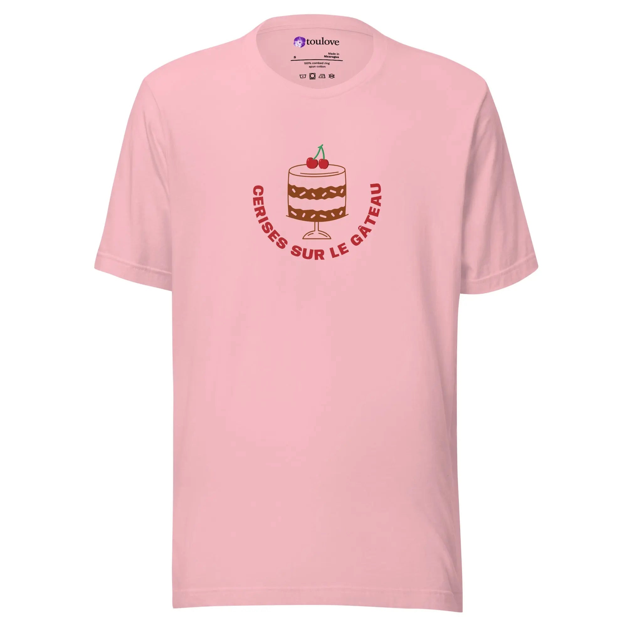 T-shirt imprimé rose unisexe avec gâteau, cerises et texte Cerises sur le gâteau.