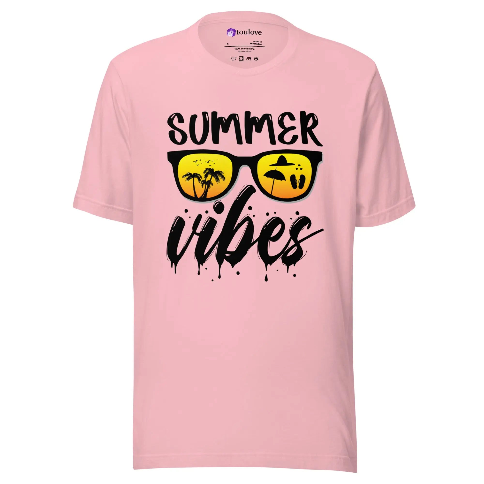 T-shirt imprimé rose unisexe avec design Summer Vibes, lunettes de soleil et plage.