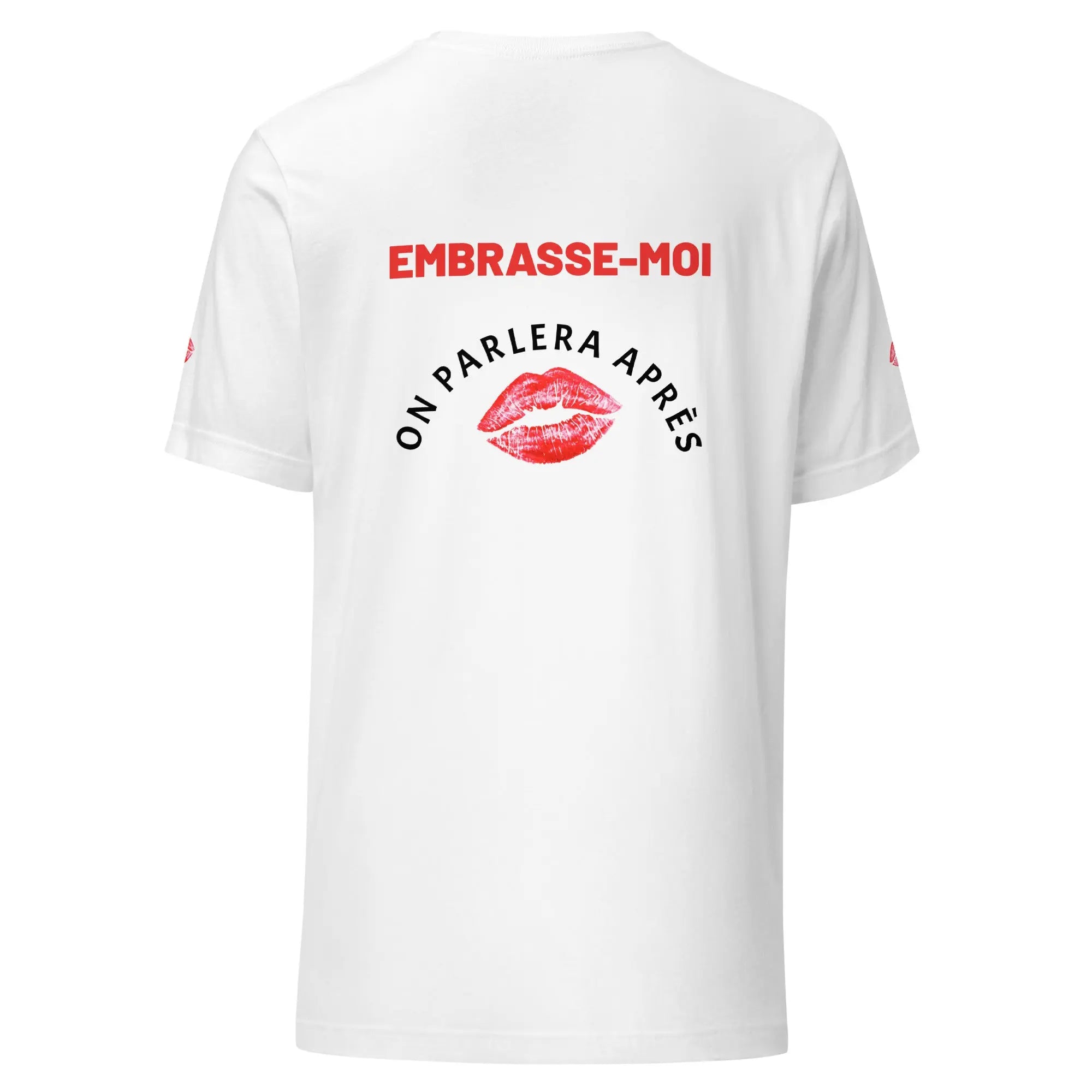 T-shirt imprimé blanc avec message embrasse-moi au dos.