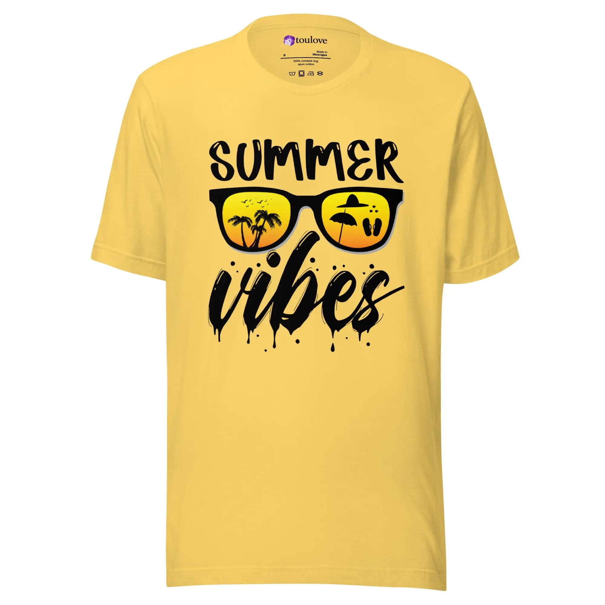 T-shirt imprimé jaune unisexe avec design Summer Vibes, palmiers, parasol et tongs.